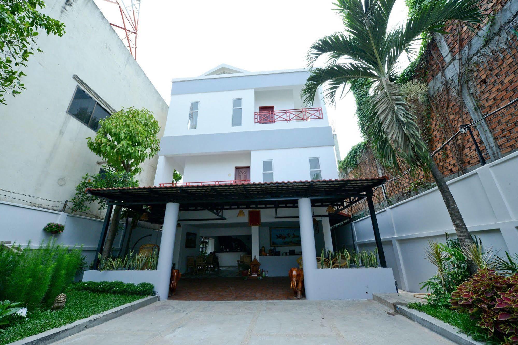 Mowin Boutique Hotel & Residence Phnom Penh Exterior photo